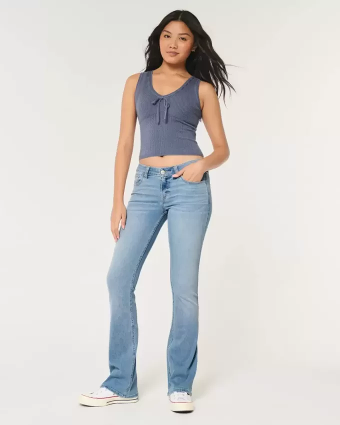 Jeans a vita bassa con lavaggio chiaro