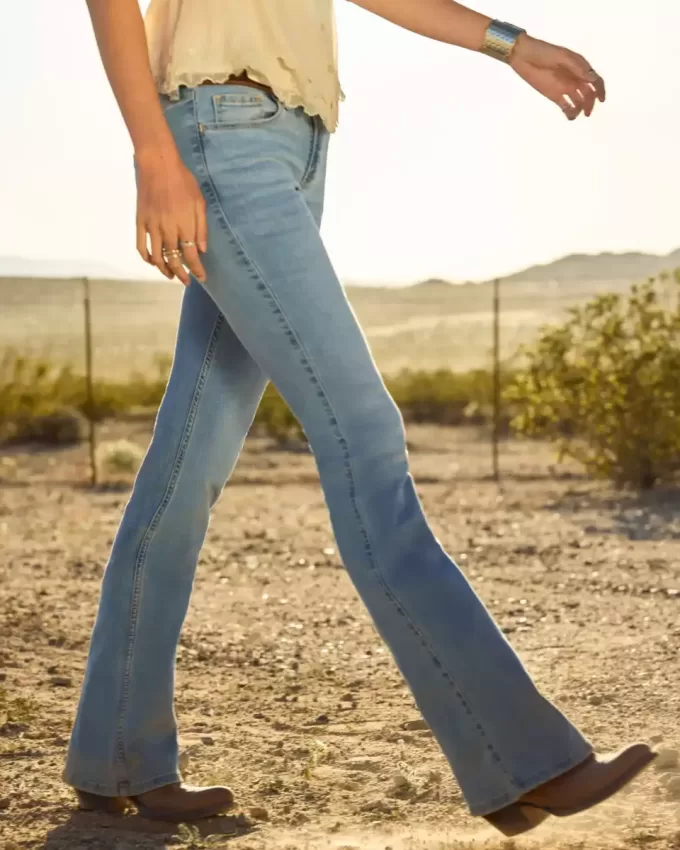 Jeans a vita bassa con lavaggio chiaro