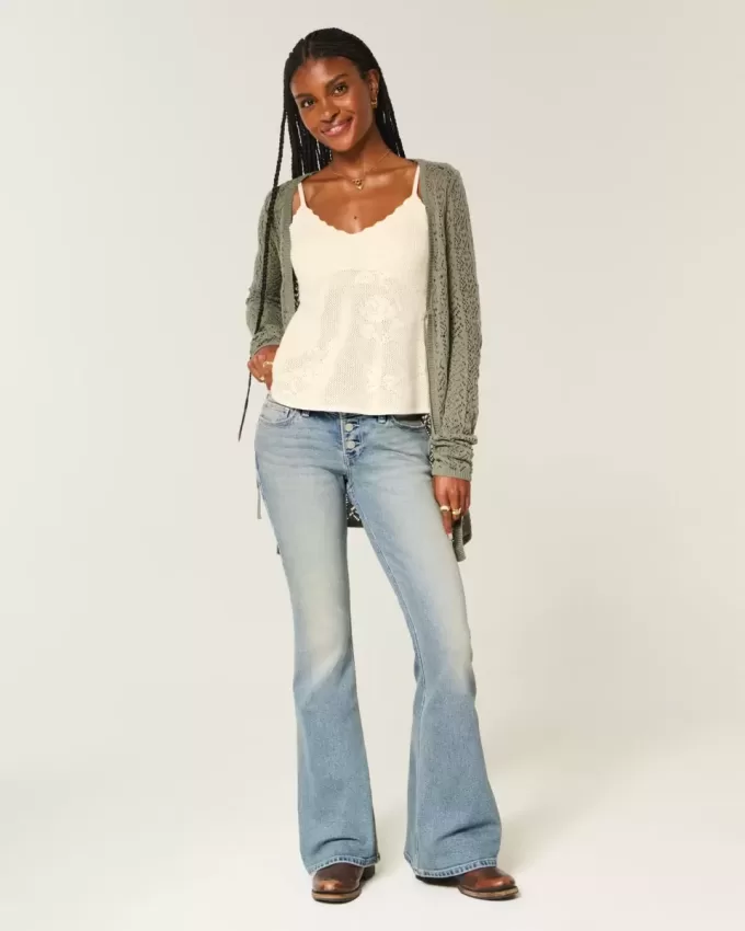Jeans a zampa a lavaggio medio e vita ultra bassa