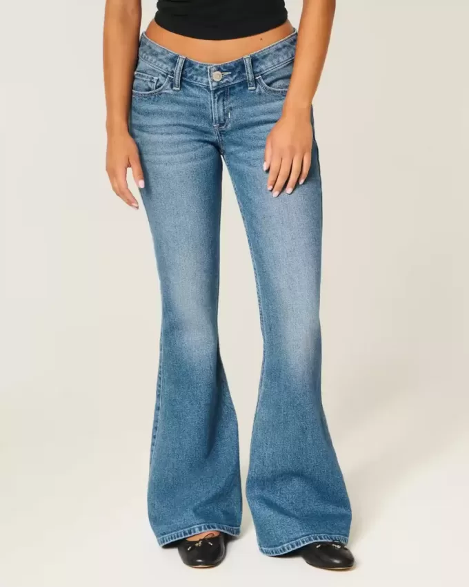 Jeans a zampa a lavaggio medio e vita ultra bassa