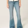 Jeans a zampa a lavaggio medio e vita ultra bassa