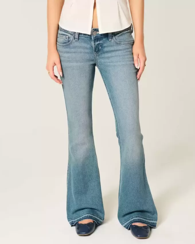 Jeans a zampa a lavaggio medio e vita ultra bassa