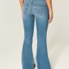 Jeans a zampa a lavaggio medio e vita ultra bassa