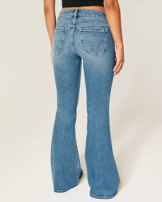 Jeans a zampa a lavaggio medio e vita ultra bassa