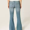 Jeans a zampa a lavaggio medio e vita ultra bassa
