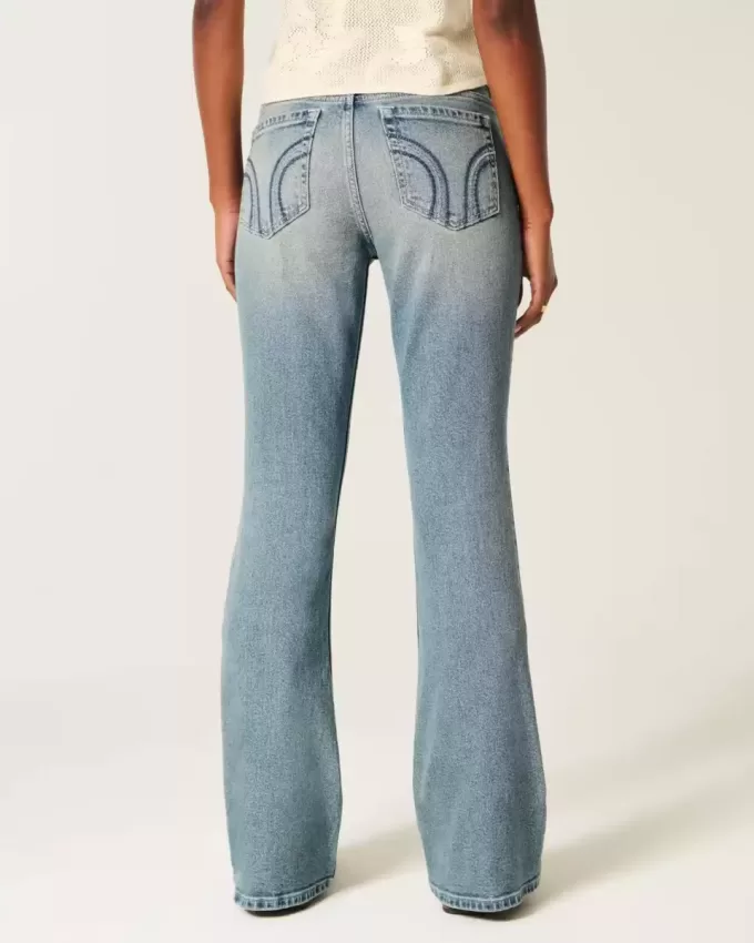 Jeans a zampa a lavaggio medio e vita ultra bassa