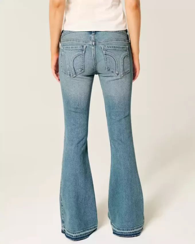 Jeans a zampa a lavaggio medio e vita ultra bassa