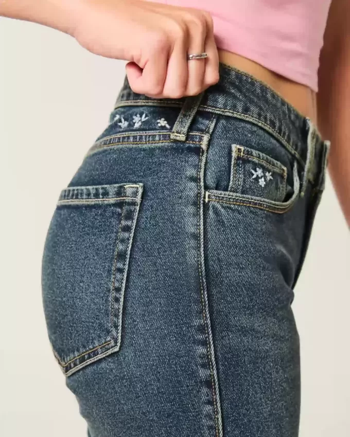 Jeans a zampa con ricamo floreale a lavaggio scuro a vita alta