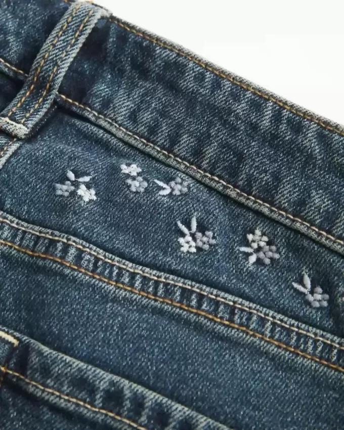 Jeans a zampa con ricamo floreale a lavaggio scuro a vita alta