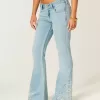 Jeans a zampa con ricamo floreale e lavaggio chiaro a vita bassissima