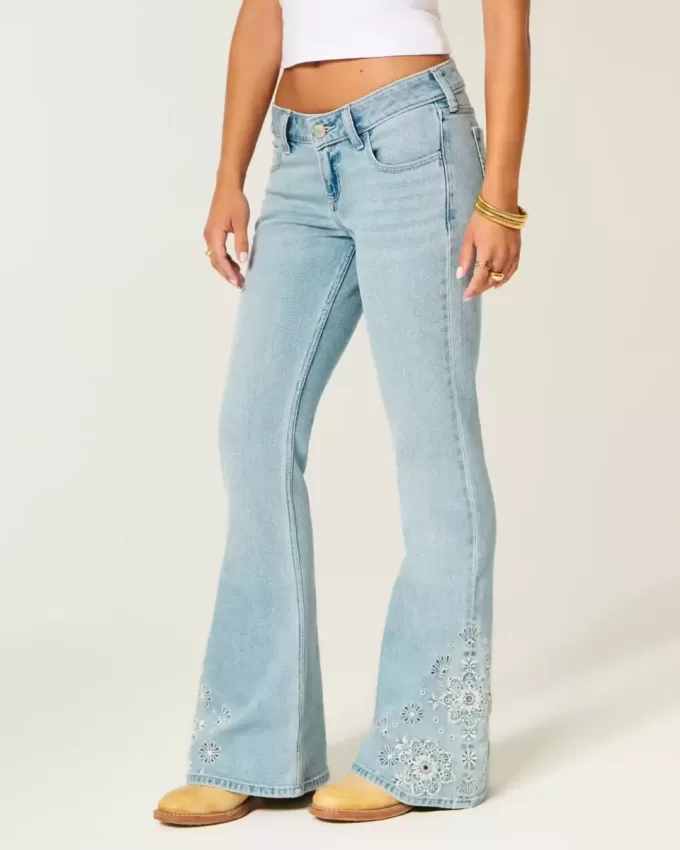 Jeans a zampa con ricamo floreale e lavaggio chiaro a vita bassissima