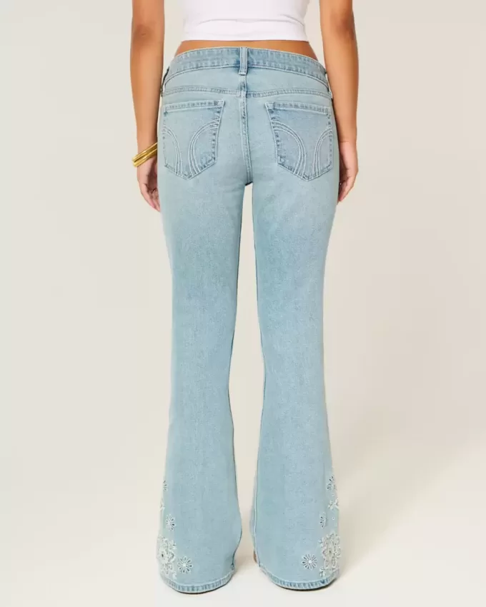 Jeans a zampa con ricamo floreale e lavaggio chiaro a vita bassissima