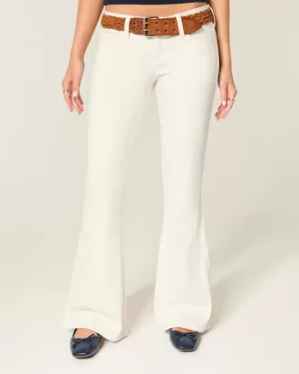Jeans a zampa con tasche ricamate bianche a vita bassissima