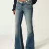 Jeans a zampa ricamati a lavaggio medio e vita bassissima
