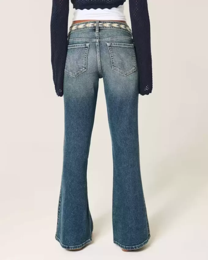 Jeans a zampa ricamati a lavaggio medio e vita bassissima