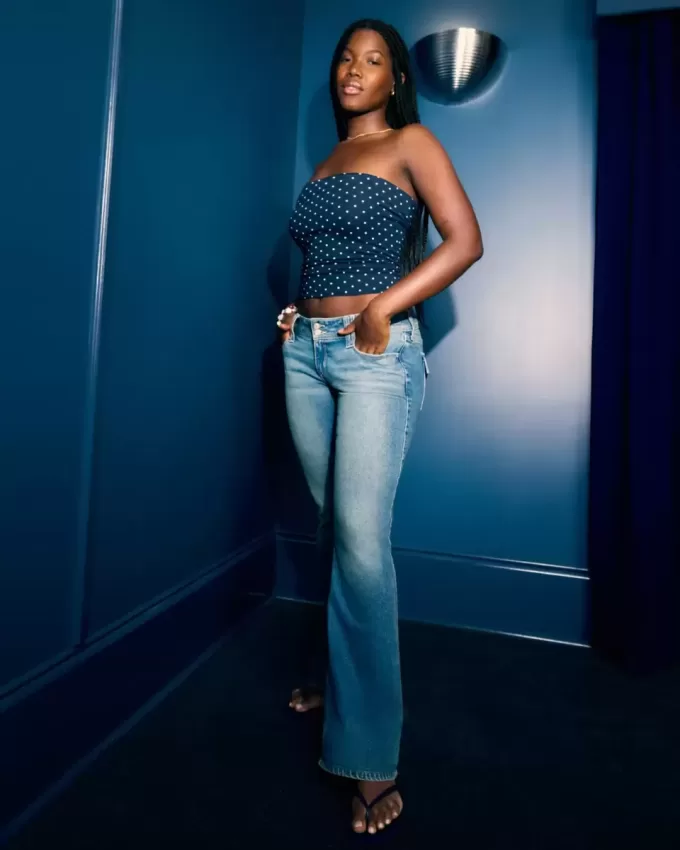 Jeans bootcut a vita bassa con lavaggio medio e motivi floreali ricamati
