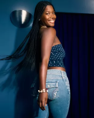 Jeans bootcut a vita bassa con lavaggio medio e motivi floreali ricamati