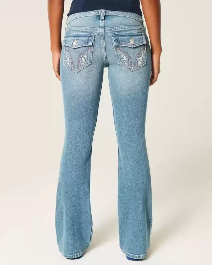 Jeans bootcut a vita bassa con lavaggio medio e motivi floreali ricamati