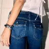 Jeans bootcut a vita bassa con lavaggio scuro Jeans bootcut a vita bassa con lavaggio scuro