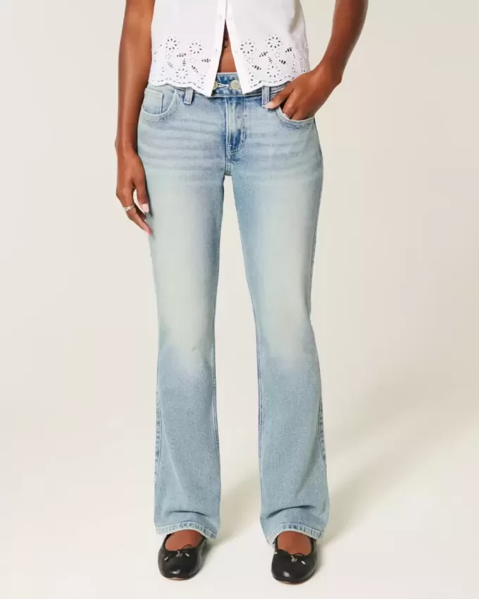 Jeans bootcut a vita bassa con ricamo a farfalla e lavaggio medio