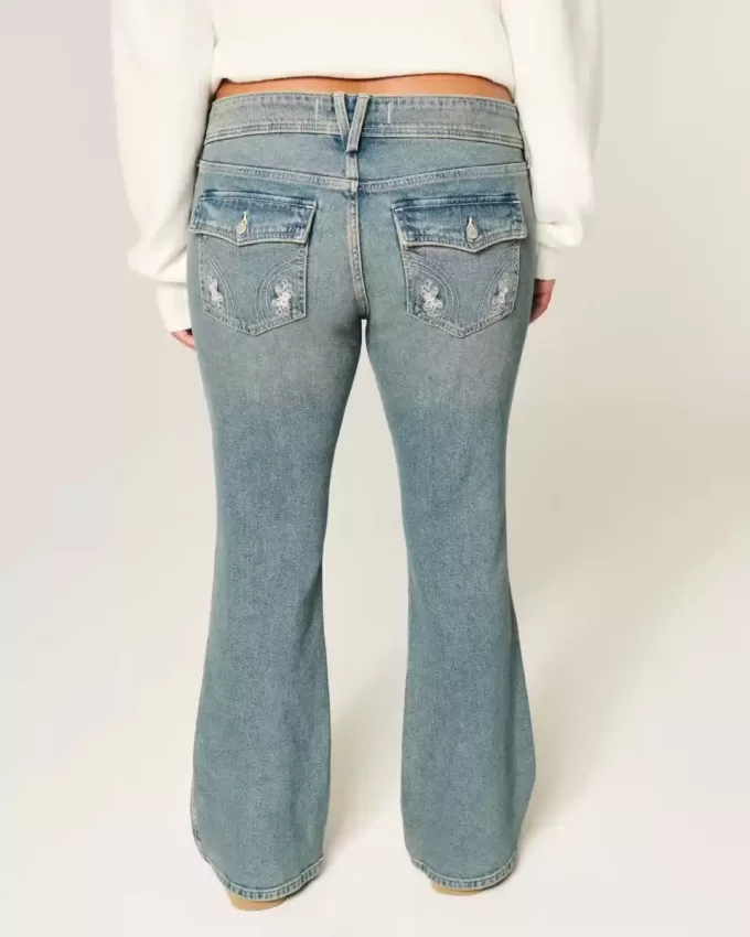 Jeans bootcut a vita bassa con ricamo a farfalla e lavaggio medio