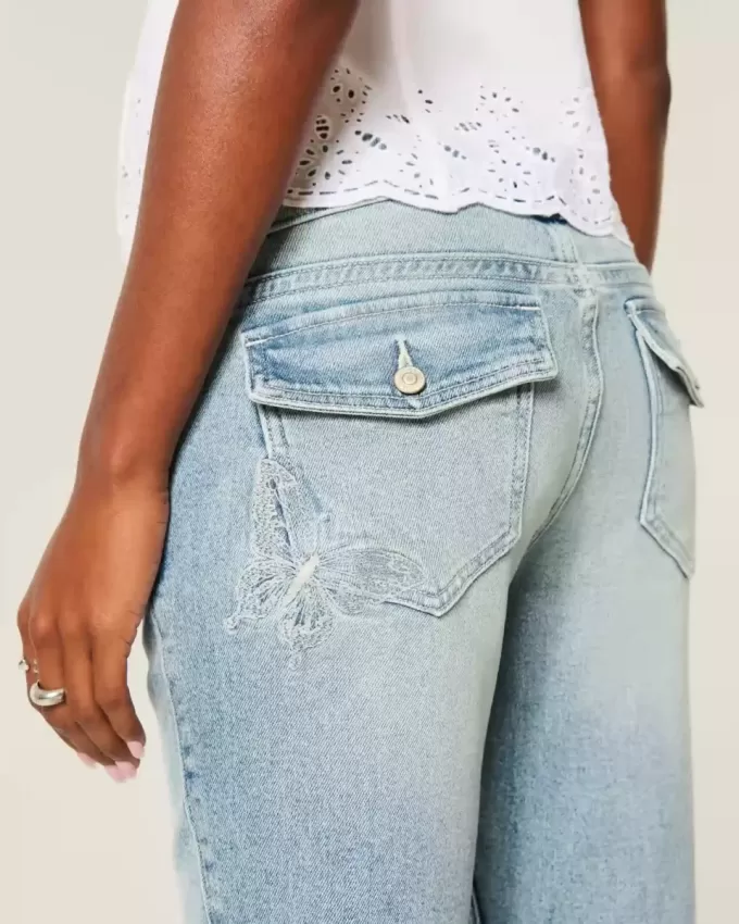 Jeans bootcut a vita bassa con ricamo a farfalla e lavaggio medio
