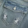 Jeans bootcut a vita bassa con ricamo a farfalla e lavaggio medio