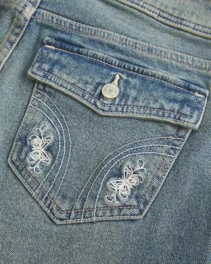 Jeans bootcut a vita bassa con ricamo a farfalla e lavaggio medio