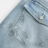 Jeans bootcut a vita bassa con ricamo a farfalla e lavaggio medio