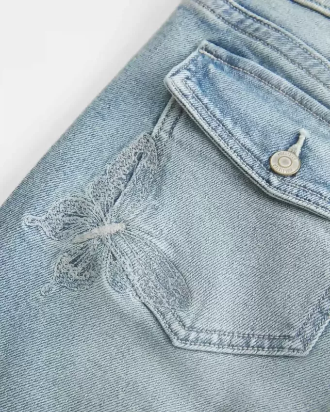 Jeans bootcut a vita bassa con ricamo a farfalla e lavaggio medio