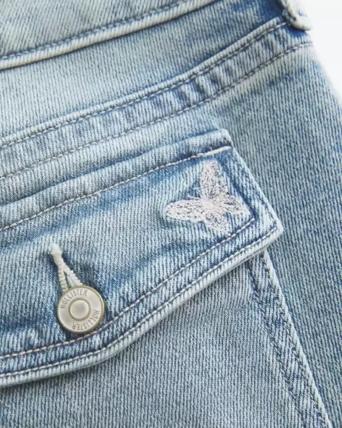 Jeans bootcut a vita bassa con ricamo a farfalla e lavaggio medio
