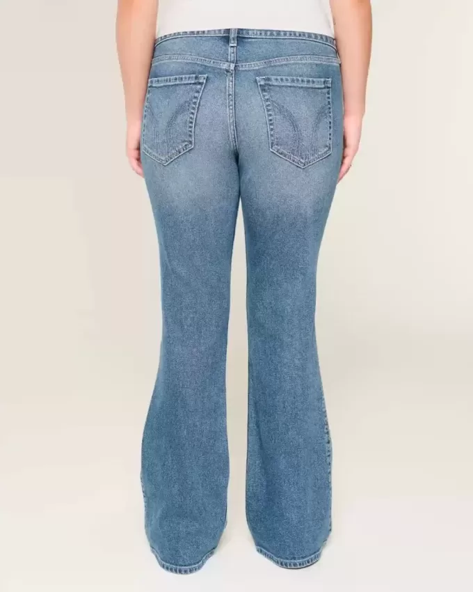 Jeans bootcut a vita bassa con strappi e lavaggio medio
