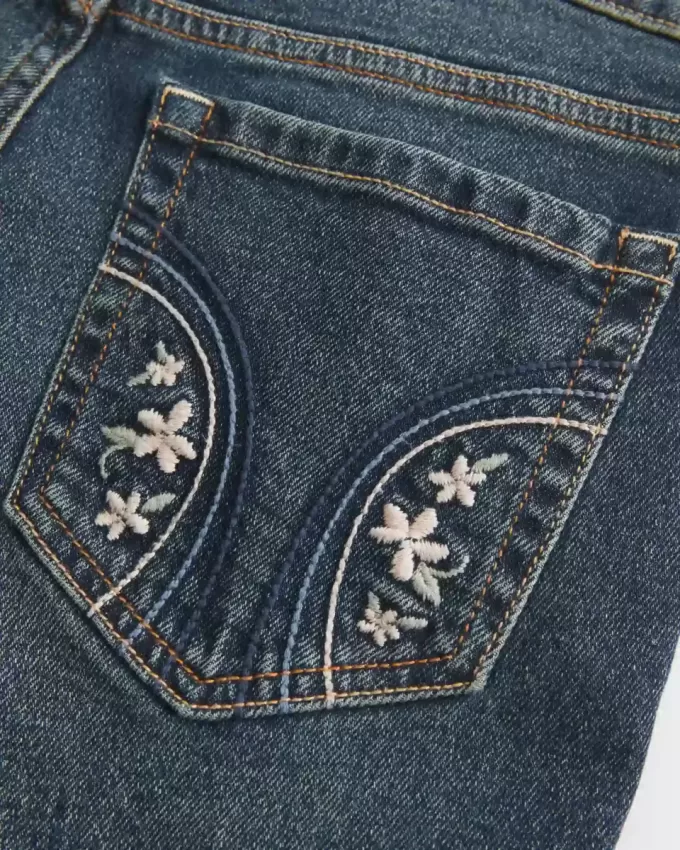 Jeans bootcut ricamati a vita bassa e lavaggio scuro