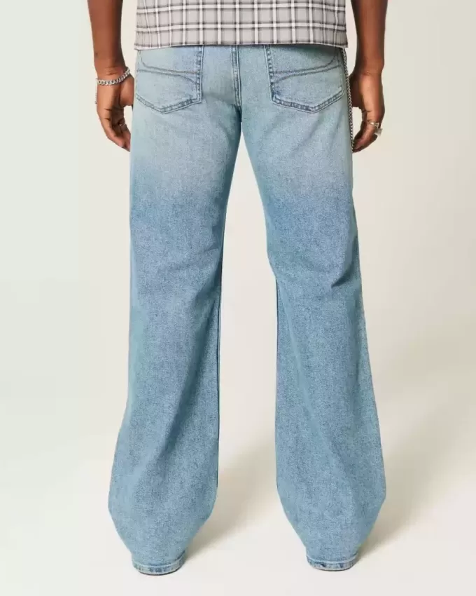 Jeans bootcut rilassati con lavaggio medio