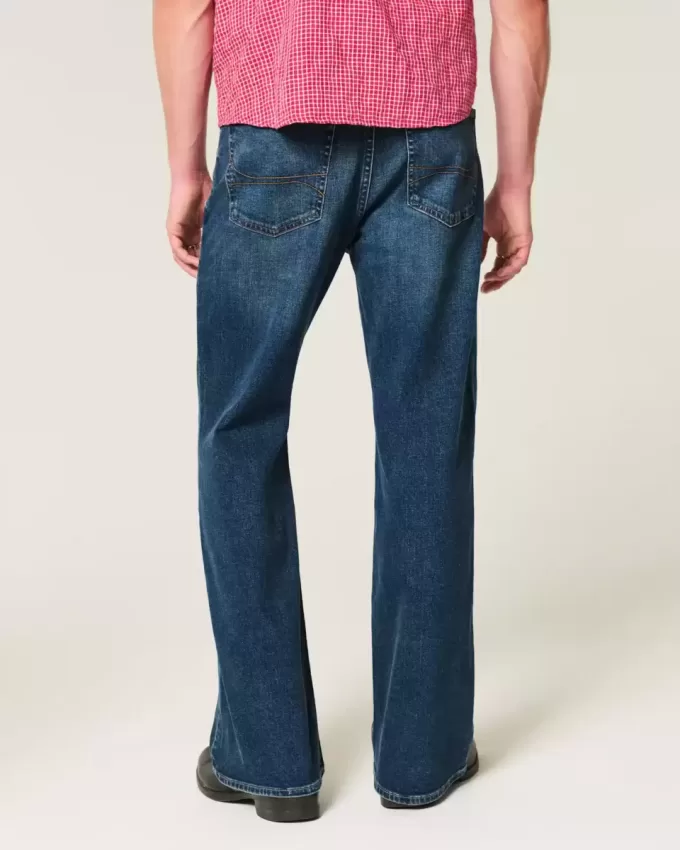 Jeans bootcut rilassati con lavaggio scuro