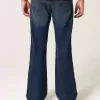 Jeans bootcut rilassati con lavaggio scuro