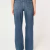 Jeans da papà strappati a vita altissima e lavaggio scuro