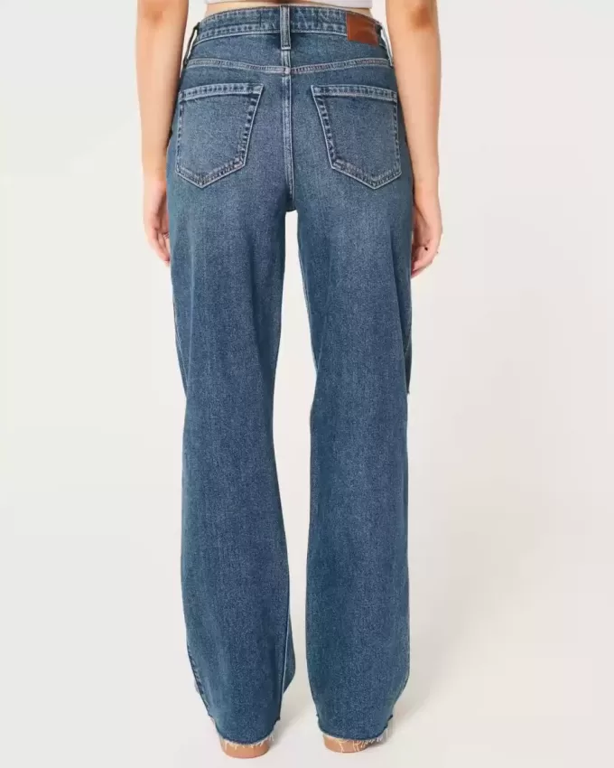 Jeans da papà strappati a vita altissima e lavaggio scuro