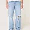 Jeans dritti e rilassati con lavaggio chiaro e strappi a vita bassa