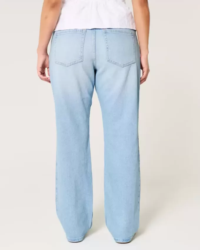 Jeans dritti e rilassati con lavaggio chiaro e strappi a vita bassa