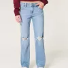 Jeans dritti e rilassati con lavaggio medio e strappi a vita bassa
