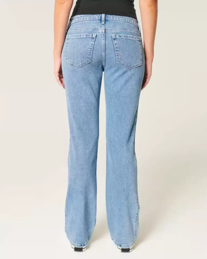 Jeans dritti e rilassati con lavaggio medio e strappi a vita bassa