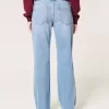 Jeans dritti e rilassati con lavaggio medio e strappi a vita bassa