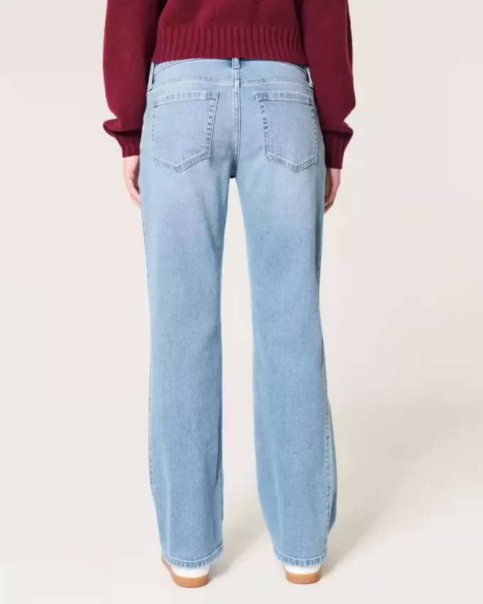 Jeans dritti e rilassati con lavaggio medio e strappi a vita bassa