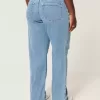 Jeans dritti e rilassati con lavaggio medio e vita bassa e strappi curvy