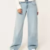 Jeans larghi a vita bassa con cintura comoda e lavaggio chiaro