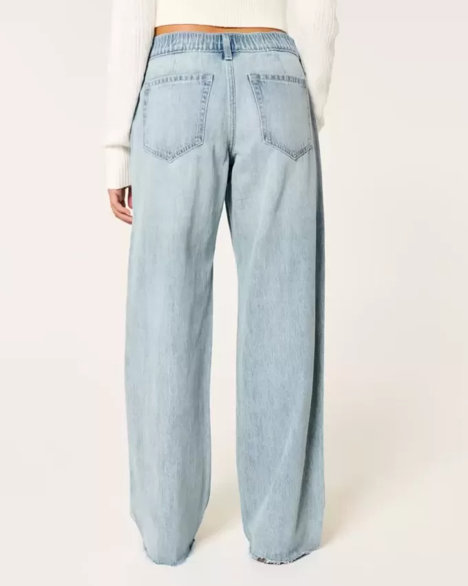 Jeans larghi a vita bassa con cintura comoda e lavaggio chiaro