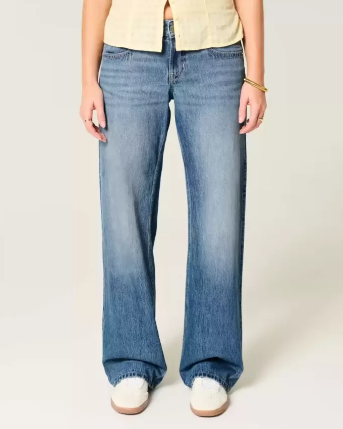 Jeans larghi a vita bassa con cuori borchiati e lavaggio medio