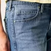 Jeans larghi a vita bassa con cuori borchiati e lavaggio medio