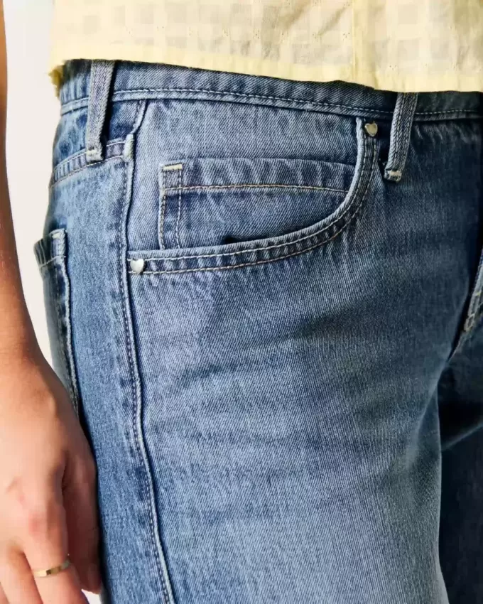 Jeans larghi a vita bassa con cuori borchiati e lavaggio medio